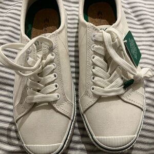 Cariuma OCA Organic Canvas Sneakers Unisex Lace Up Cushioned Off White NEW